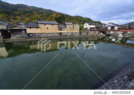 佐用町平福 川面に映る土蔵と川屋敷の川端風景 佐用町平福 川面に映る土蔵と川屋敷の川端風景 46030000