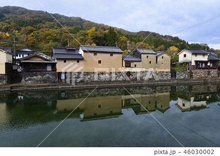 佐用町平福　川面に映る土蔵と川屋敷の川端風景 46030002