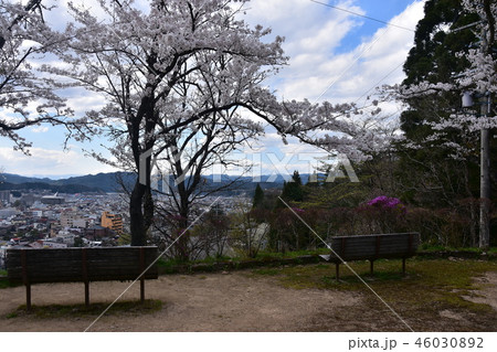 日本 岐阜県高山市 春の高山祭期間中 城山公園から見た高山市街地 民家とホテルと満開の桜 日本 岐阜県高山市 春の高山祭期間中 城山公園から見た高山市街地 民家とホテルと満開の桜 46030892