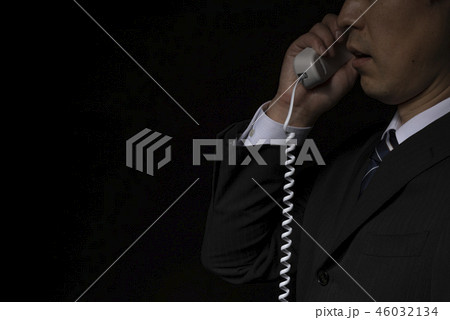 電話で話をする男性 電話で話をする男性 46032134