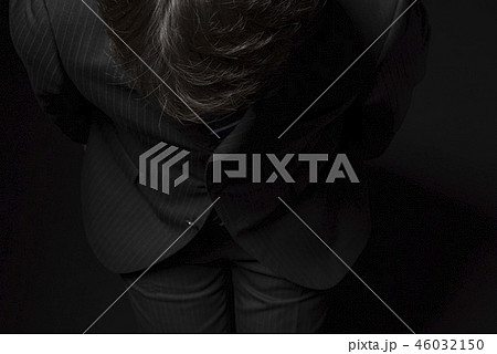 頭を下げて謝罪する男性 46032150