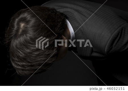 頭を下げて謝罪する男性 46032151
