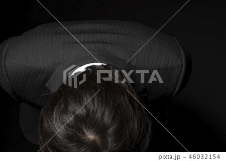 頭を下げて謝罪する男性 頭を下げて謝罪する男性 46032154