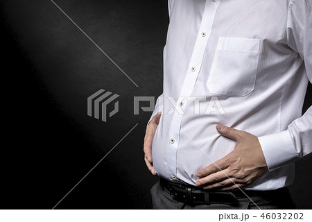 太ったお腹を気にする男性 46032202