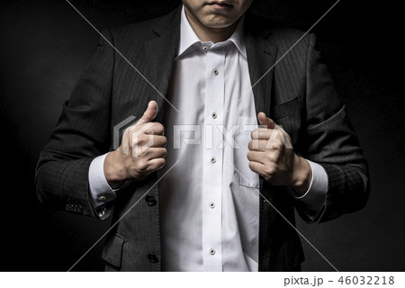 ノーネクタイのビジネスマン ノーネクタイのビジネスマン 46032218