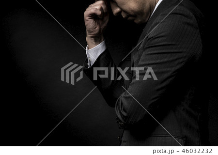 頭を抱えて悩む男性 46032232