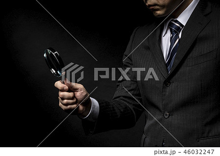 拡大鏡を手に持ったスーツ姿の男性 拡大鏡を手に持ったスーツ姿の男性 46032247
