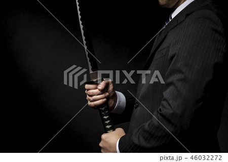 日本刀を手に持ったビジネスマン 46032272