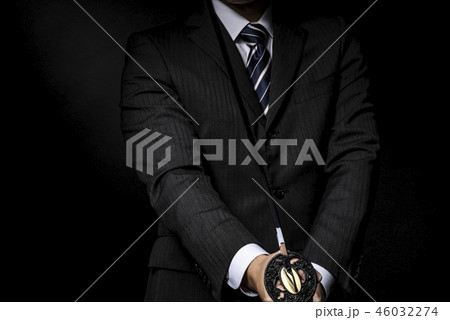 日本刀を手に持ったビジネスマン 46032274