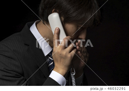 電話で話をするスーツの男性 46032291