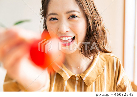 カップル 女性 食事 46032545