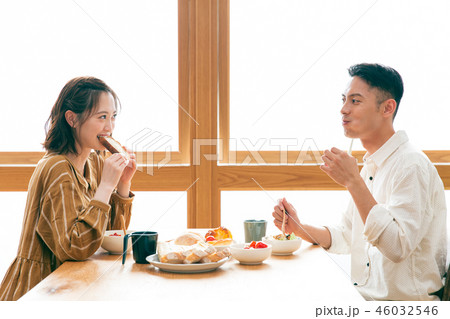 カップル 食事 新生活 46032546