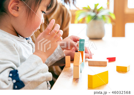 子ども 積み木 遊ぶ 子ども 積み木 遊ぶ 46032568