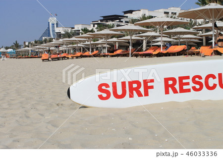 浜辺とサーフボード 46033336