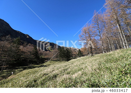 秋の紅葉の季節の浅間山 秋の紅葉の季節の浅間山 46033417