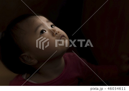 上を見上げる子供 上を見上げる子供 46034611