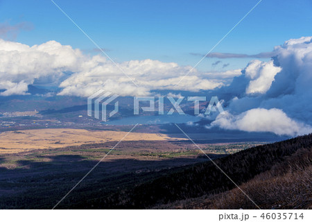 雲と山中湖 46035714