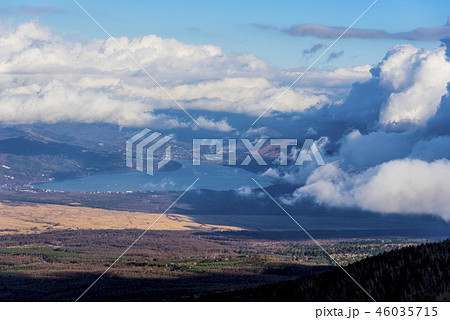 富士山からの雲と山中湖 富士山からの雲と山中湖 46035715