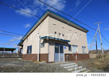 青空の下、尺別駅（根室本線） 46036902