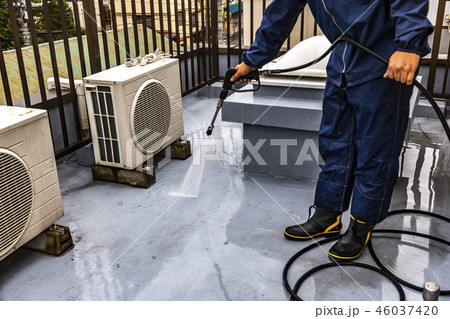 屋上 防水工事 高圧洗浄作業中 屋上 防水工事 高圧洗浄作業中 46037420