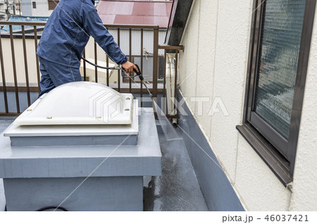 屋上 防水工事 高圧洗浄作業中 屋上 防水工事 高圧洗浄作業中 46037421