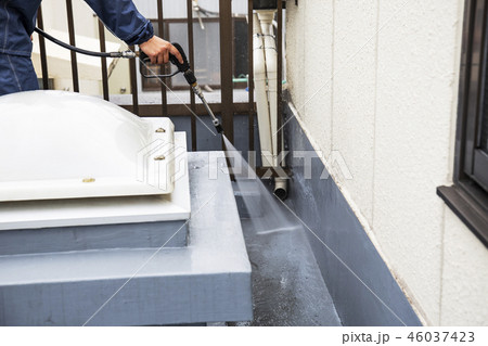 屋上 防水工事 高圧洗浄作業中 屋上 防水工事 高圧洗浄作業中 46037423