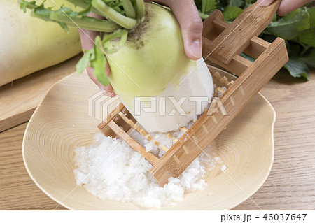 鬼おろし器と大根おろし 鬼おろし 鬼おろし器と大根おろし 鬼おろし 46037647