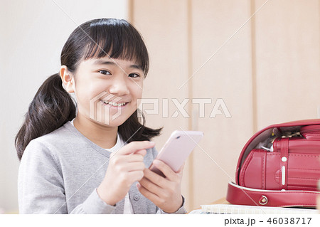 勉強する小学生女の子　スマホで勉強 46038717
