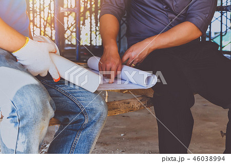 Engineer discussing with foreman 46038994