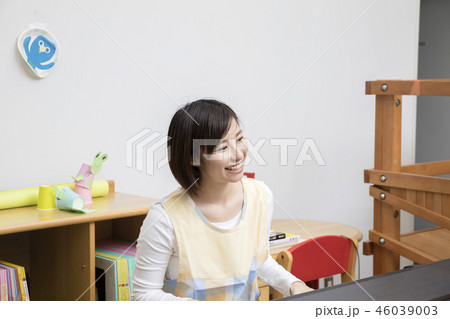 オルガンを弾く保母さん　保育士 46039003