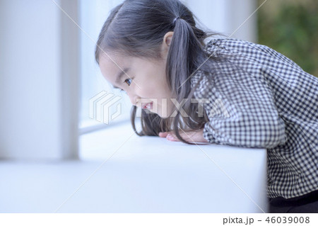 窓 女の子 窓際 46039008