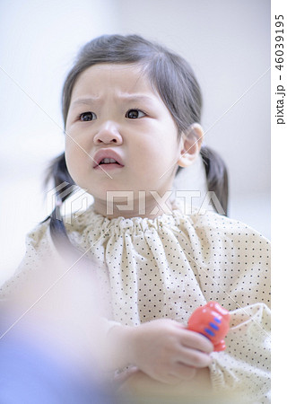 女の子 ゆがみ しかめる 46039195