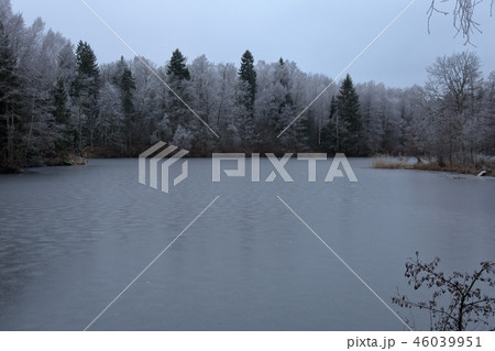 Frozen winter lake 46039951