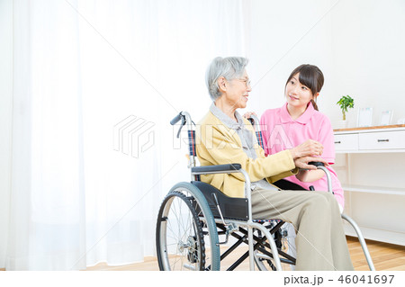 介護イメージ お話を聞く 若い介護士と高齢者 老人 介護イメージ お話を聞く 若い介護士と高齢者 老人 46041697