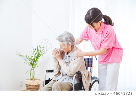 着脱介護 介護イメージ 移乗 介助シーン 老人ホーム 在宅介護 着脱介護 介護イメージ 移乗 介助シーン 老人ホーム 在宅介護 46041723
