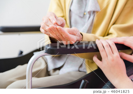 介護イメージ お話を聞く 若い介護士と高齢者 老人 介護イメージ お話を聞く 若い介護士と高齢者 老人 46041825