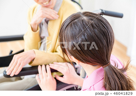 介護イメージ お話を聞く 若い介護士と高齢者 老人 介護イメージ お話を聞く 若い介護士と高齢者 老人 46041829