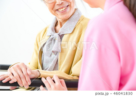 介護イメージ　お話を聞く　若い介護士と高齢者　老人 46041830