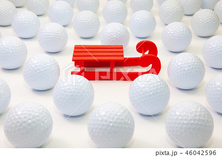 Pattern with white golf balls 46042596
