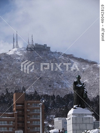 雪景色の函館山と高田屋嘉平 46042819