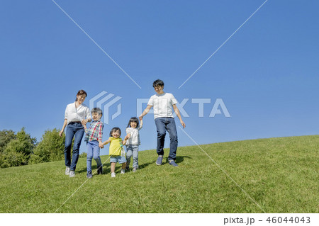 公園で遊ぶ5人家族 公園で遊ぶ5人家族 46044043