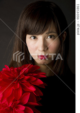 赤い花と女性 46045861
