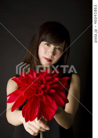 赤い花と女性 46045863