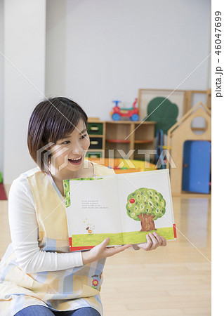 絵本を読み聞かせする保育士(保母）さん 46047699