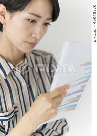 会議資料をチェックする鋭い視線の女性キャリアウーマン 46048520