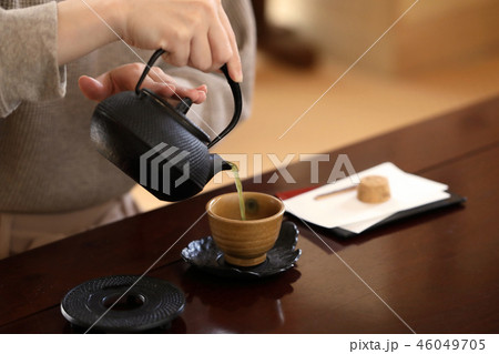 お茶を入れる 46049705