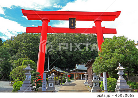 境内前にそびえる大きくて真っ赤な鳥居 46050068