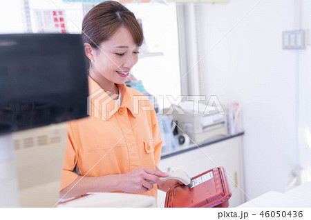 コンビニ　女性 46050436