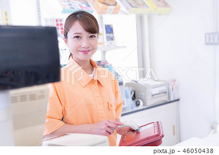 コンビニ　女性 46050438