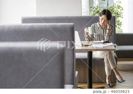 オフィスで仕事をするキャリアウーマン若い女性 オフィスで仕事をするキャリアウーマン若い女性 46050625